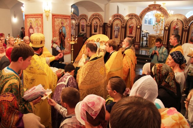 молебень перед початком навчального року для школярів та викладачів